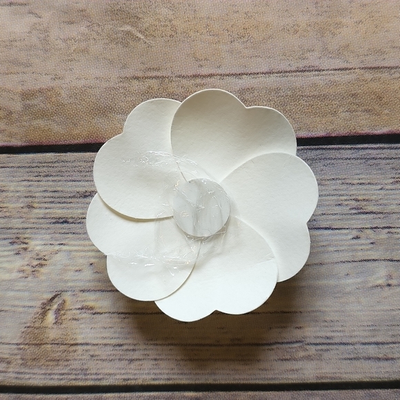 Chanel paper camellia flower - Picture 2 of 3